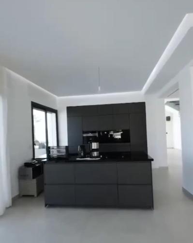 Una cocina con encimera negra en una habitación. en Villa Assilah, en Bouferrah