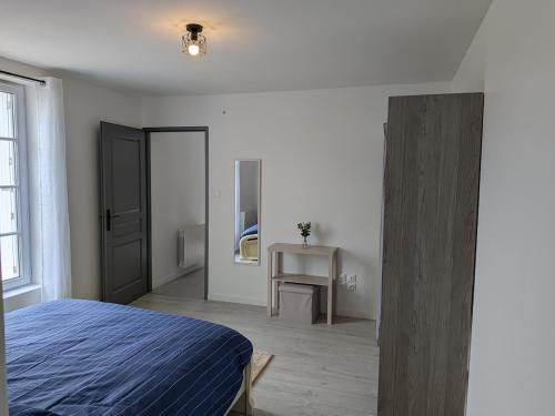 une chambre blanche avec un lit et une table dans l'établissement O'Bel Air 2, à Amboise