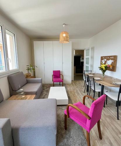 - un salon avec des chaises roses et une table dans l'établissement Le Chasse Royal - Calme & Lumineux - Centre du Mans - Parking Privé, au Mans
