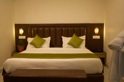 Ein Bett oder Betten in einem Zimmer der Unterkunft Around stays by the Ganges