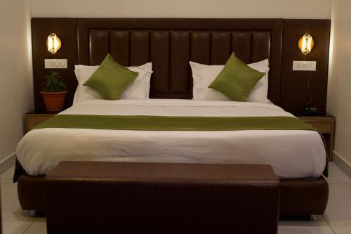 Ein Bett oder Betten in einem Zimmer der Unterkunft Around stays by the Ganges