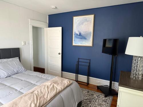 a bedroom with a bed and a blue wall at Quiet retreat Atlantic City in Atlantic City