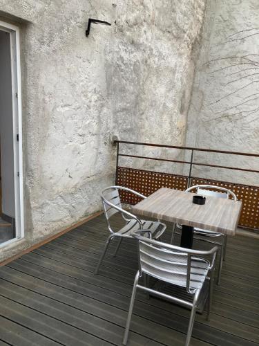 - une table en bois et 2 chaises sur la terrasse dans l'établissement Chez Claude, à La Celle-sous-Gouzon