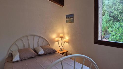 une chambre avec un lit et une fenêtre dans l'établissement Villa GiGa Algajola, à Algajola