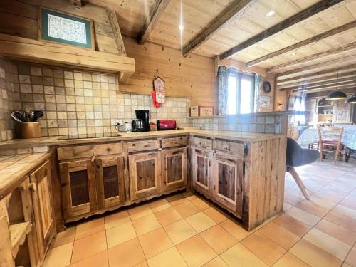 une cuisine avec des armoires en bois et un comptoir dans l'établissement Chalet Panoramique - Chalet 