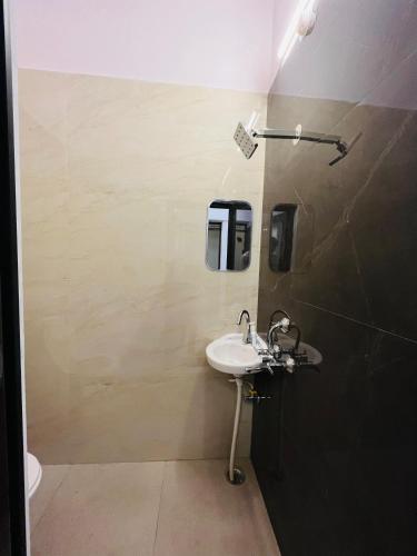 Ένα μπάνιο στο Amrit Ganga Homestay 1,5 km from kashi vishwanath Near Rathyatra ropeway