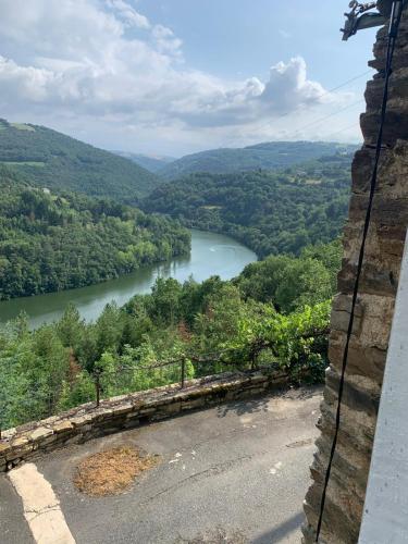 a view of a river from a castle at Maison belle vue in Réquista