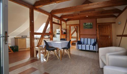 Posezení v ubytování Ferienwohnung im Vogelhaus mit Dachterasse und großem Garten