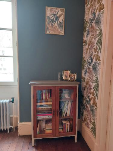 a book shelf with books on it in a room at La maison Zola in Saint-Amand-Montrond