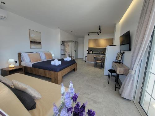 un soggiorno con letto e cucina di Golden Rays Suites a Sarandë