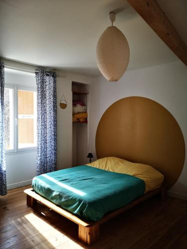 une chambre avec un grand lit avec une tête de lit en bois dans l'établissement House in Allevard-les-Bains, à Allevard