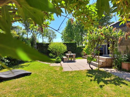 a garden with a table in the grass at Zeeuwse Landhoeve Chalet in Brouwershaven