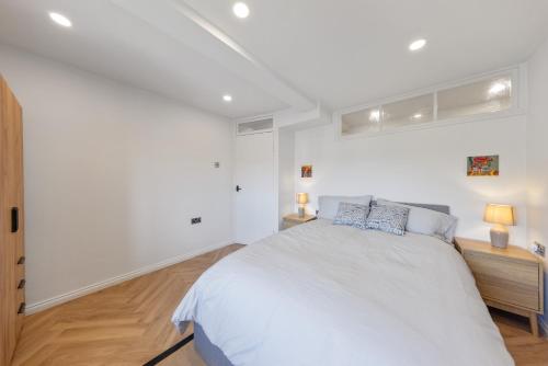Ένα ή περισσότερα κρεβάτια σε δωμάτιο στο Cosy Flat with Stunning Views