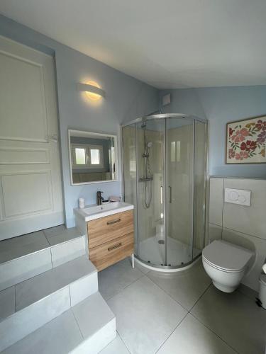une salle de bain avec une douche, des toilettes et un lavabo dans l'établissement Charming Southern house - close center, à Antibes