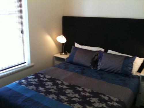Ein Bett oder Betten in einem Zimmer der Unterkunft Adelaide - Semaphore Beach Front
