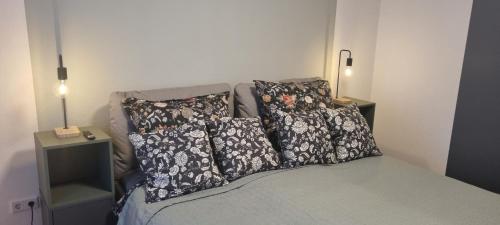 a bedroom with a bed with pillows on it at Z1 Apartment - Zentral mit Parkplatz am Objekt in Meiningen