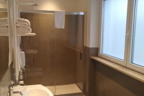 A bathroom at Hotel degli Aranci