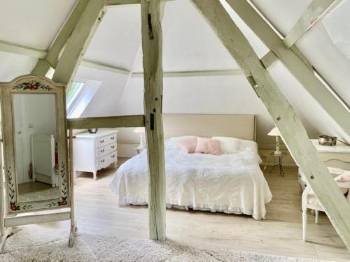 une chambre avec un lit et un grand miroir dans l'établissement Charmante Longère Piscine chauffée 8x4 Terrasse, Mer & Campagne Normandie, à Saint-Étienne-la-Thillaye