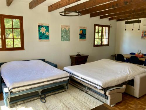 - 2 lits jumeaux dans une chambre avec 2 fenêtres dans l'établissement Villa de bord de plage, à Pinarellu