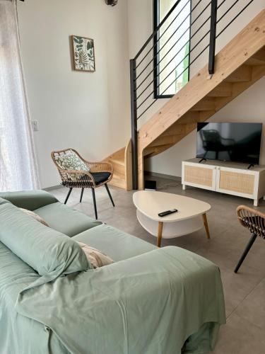 un salon avec un canapé et une table dans l'établissement Maison rénovée 3 chambres, à Mollégès