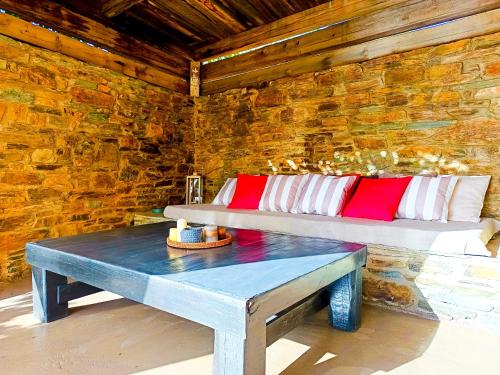 Posezení v ubytování Elissavet Cycladic Stone House with private pool, nice view and fantastic sunsets