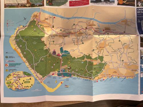 une carte sur un livre accroché au mur dans l'établissement Mobil Home tout equipé Camping Siblu 4etoiles Les Charmettes, aux Mathes