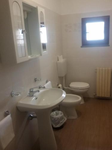 ペーザロにあるHotel Fieraのバスルーム(洗面台、トイレ、鏡付)