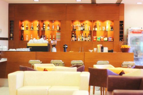 restauracja ze stołami i krzesłami oraz bar w obiekcie Thalassa Apart Hotel w Aleksandropolis