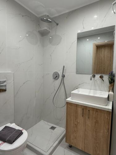 Stylish Athens Base near Acropolis & Metro