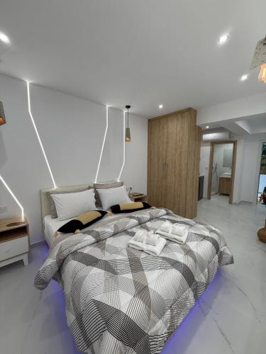 Stylish Athens Base near Acropolis & Metro