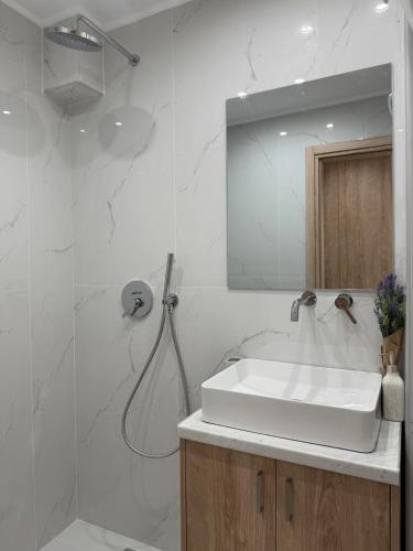 Stylish Athens Base near Acropolis & Metro