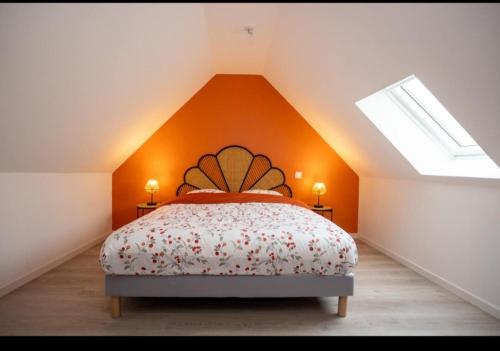 une chambre avec un lit dans un grenier dans l'établissement L'avocette Gîtes de la réserve, à Grand-Laviers