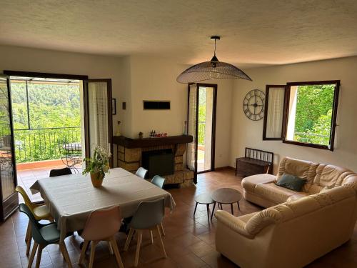 un salon avec une table et un canapé dans l'établissement Les 4 cyprès, à Contes