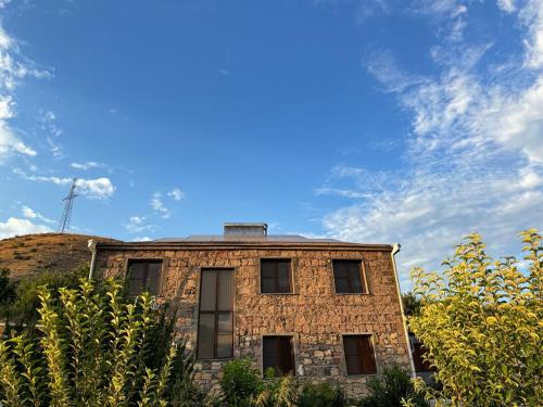 Το κτήριο όπου στεγάζεται  η παραθεριστική κατοικία