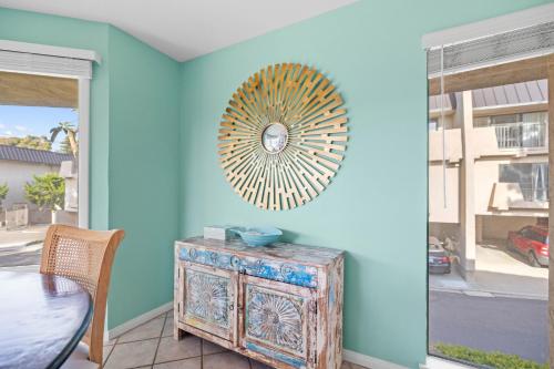 Posezení v ubytování Charming Coastal Retreat in Solana Beach
