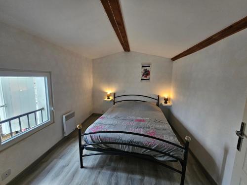 - une petite chambre avec un lit dans une pièce dotée d'une fenêtre dans l'établissement L'Escale -Domaine Des Boissons -, à Meursac