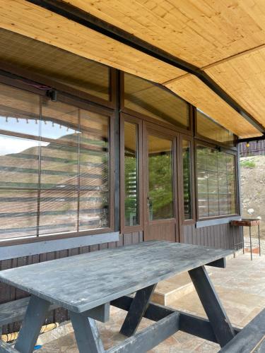 Rõdu või terrass majutusasutuses Shahdag Mountain House