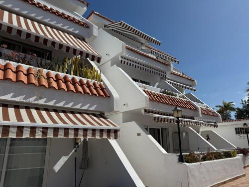 Centrally located M, bright and sunny apartment with terrace and pool views