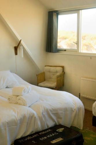 Ένα ή περισσότερα κρεβάτια σε δωμάτιο στο Strandhotel Terschelling B&B