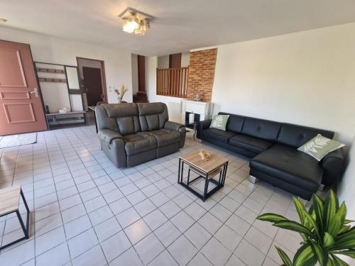 un salon avec un canapé et une table dans l'établissement Maison avec jardin et garage, à Carcassonne