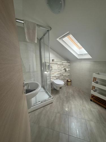 A bathroom at Silver Boglár Apartman