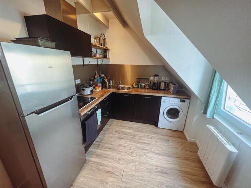 une cuisine avec un réfrigérateur et une machine à laver dans l'établissement 3 bedrooms, double beds near city and beaches, à Lorient