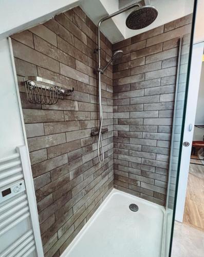 une douche avec une porte vitrée dans une salle de bain dans l'établissement 3 bedrooms, double beds near city and beaches, à Lorient