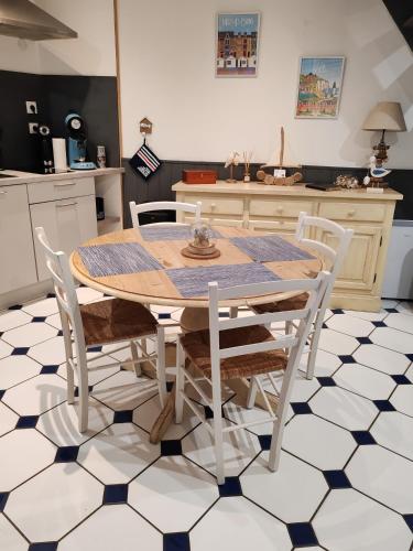 Il dispose d'une cuisine avec une table et des chaises. dans l'établissement les petits poissons dans l eau, à Mers-les-Bains