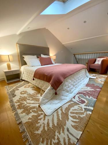 une chambre avec un grand lit et un tapis dans l'établissement Avignon Lovely Flat, à Villeneuve-lès-Avignon