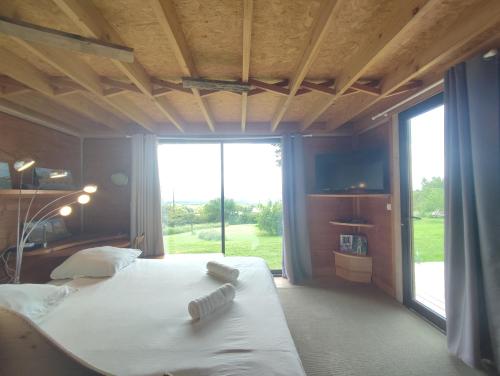 Ένα ή περισσότερα κρεβάτια σε δωμάτιο στο La Maison du Charpentier