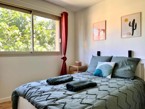 a bedroom with a bed with two pillows on it at L'Eden - Spacieux 3P Bord de Mer - Juans les Pins in Antibes