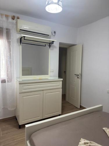 Ένα ή περισσότερα κρεβάτια σε δωμάτιο στο Mustafaraj Apartments Ksamil