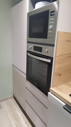 una cocina con microondas y estufa en Bianca, en Caen