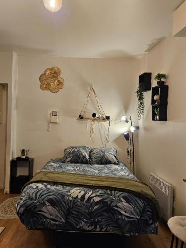 une chambre avec un lit dans une pièce dans l'établissement Studio gare, à Rouen